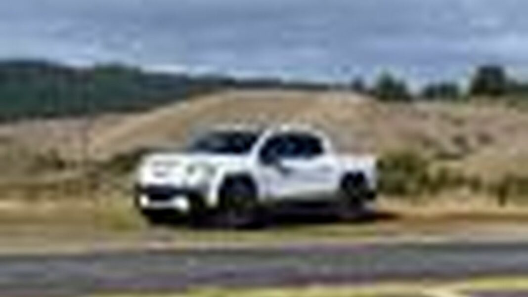 source:TheCarConnection - 2025 GMC Sierra EV: Il Futuro dei Pickup Elettrici