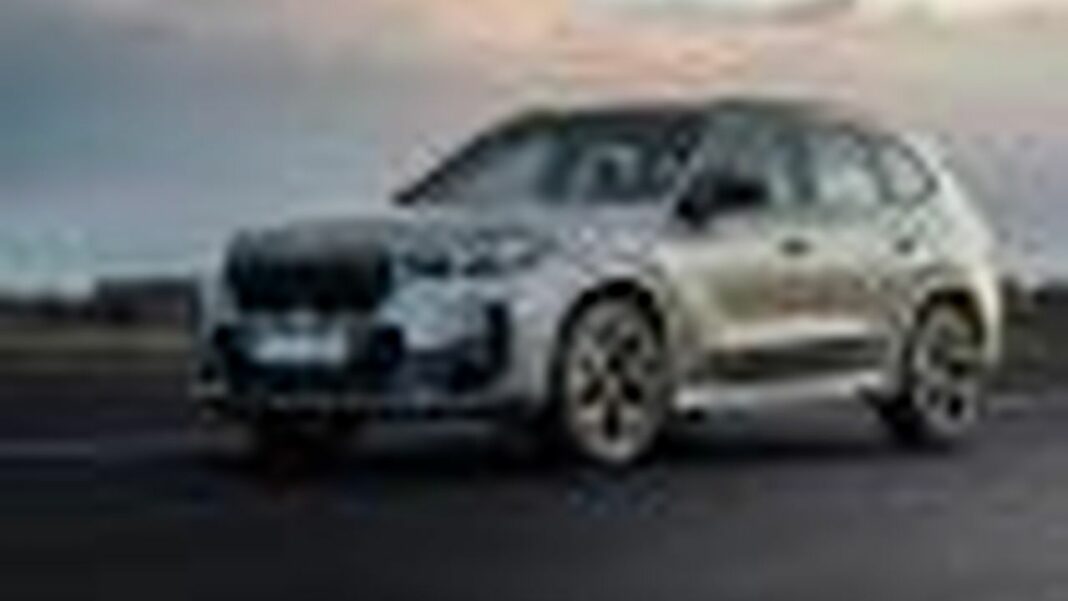 source:TheCarConnection - BMW X1 2025: Il SUV Compatto che Sfida Audi e Mercedes