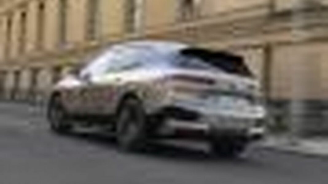 source:TheCarConnection - BMW iX 2025: Lusso Elettrico e Innovazione