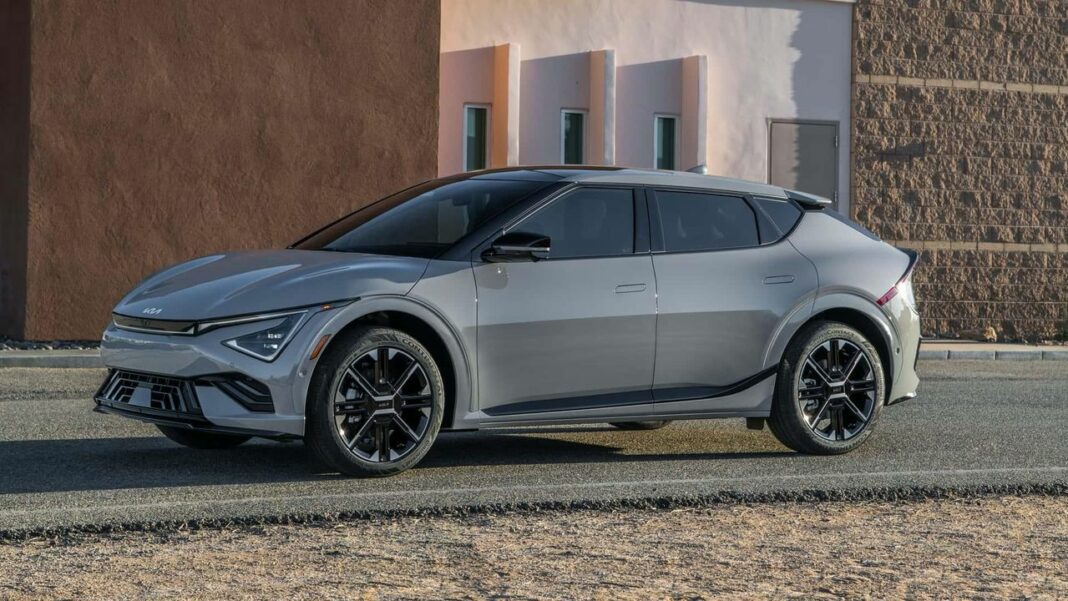 source:motor1 - Kia EV6 GT 2025: Innovazione e Potenza con Cambi Finti