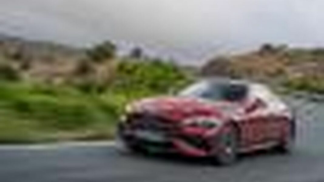 source:TheCarConnection - Mercedes-Benz CLE 2025: Lusso e Potenza a Confronto
