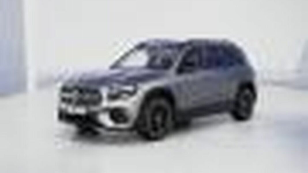 source:TheCarConnection - Mercedes-Benz GLB 2025: Il SUV Versatile e Spazioso