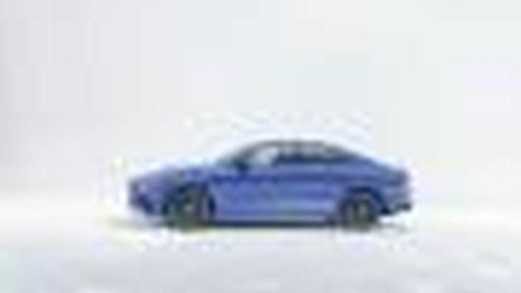 source:TheCarConnection - Mercedes CLA 2025: Lusso Compatto e Stile Unico