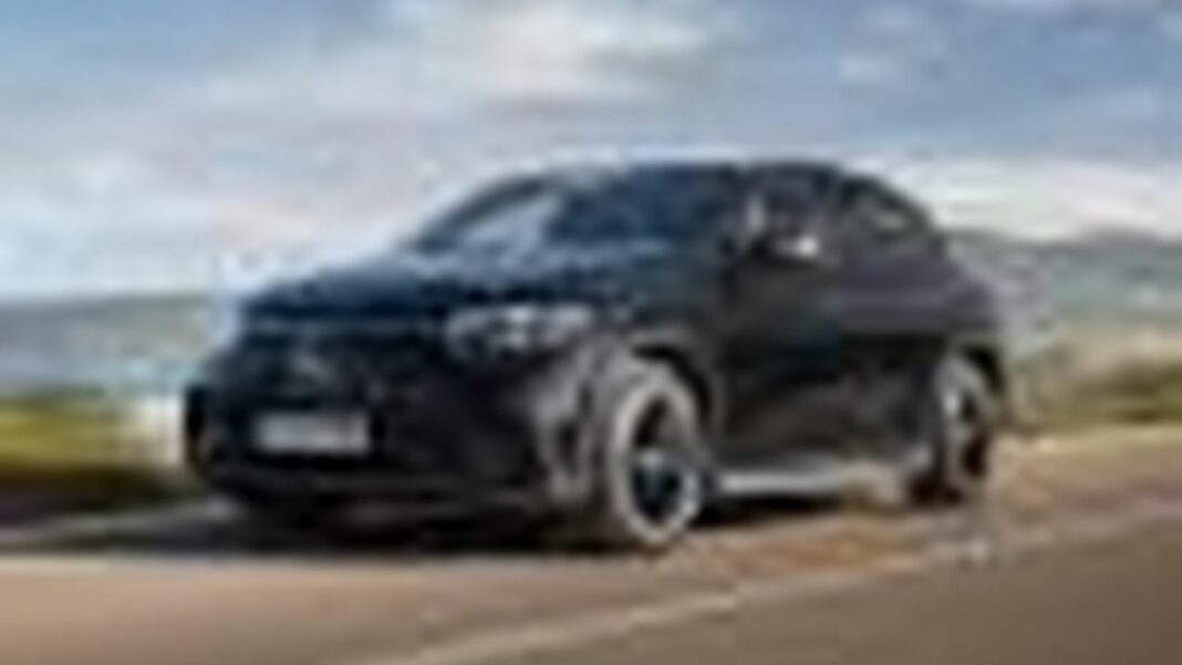 source:TheCarConnection - Mercedes EQE SUV 2025: Confronto e Caratteristiche