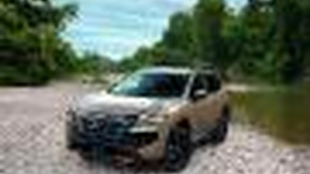 source:TheCarConnection - Nissan Rogue 2025: Scopri il Nuovo SUV Compatto