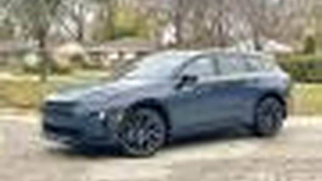 source:TheCarConnection - Toyota Crown Signia 2025: il crossover che convince