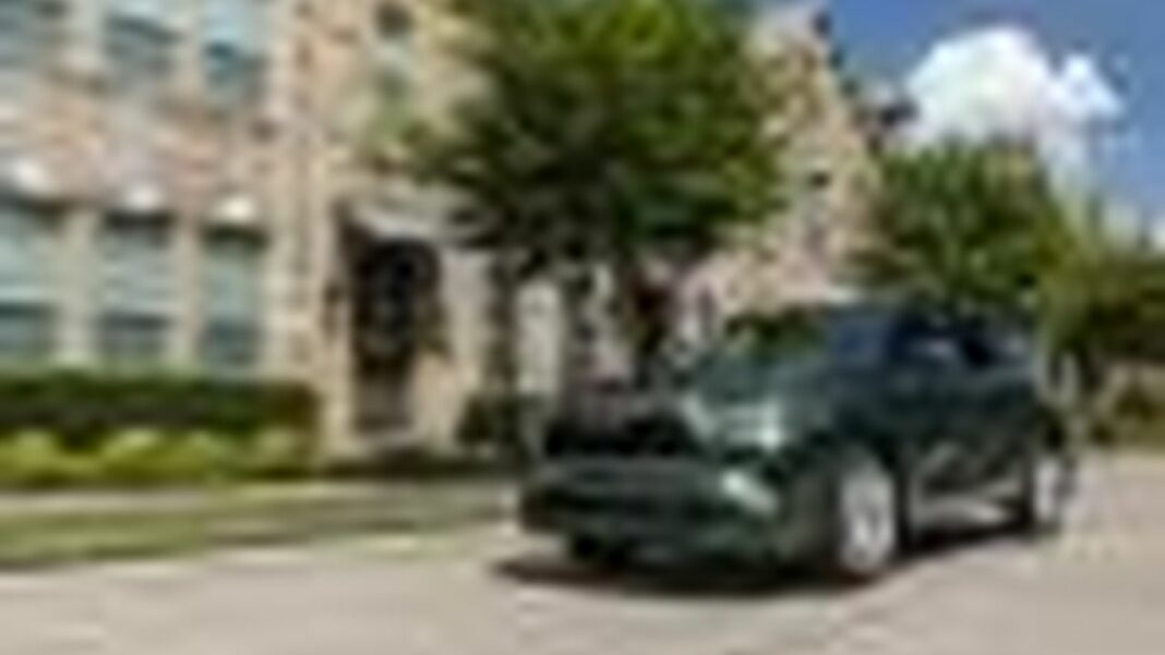 source:TheCarConnection - Toyota Highlander 2025: Scopri il Nuovo SUV a 3 File