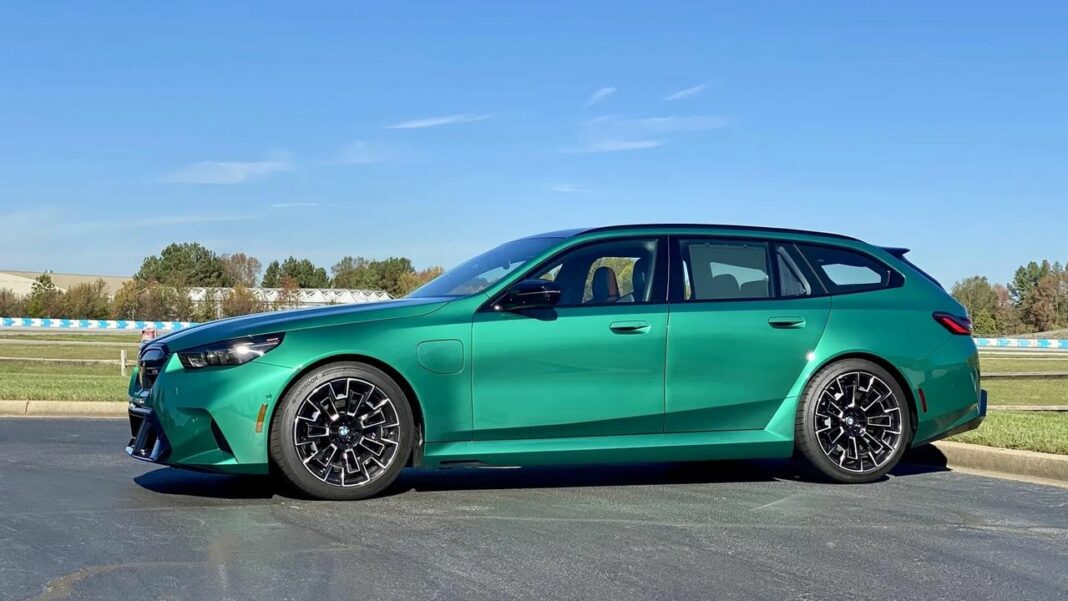 Prestazioni e Comfort: La Nuova Era della Mobilità di Lusso 2025 BMW 5-Series: Eleganza e Potenza in Ogni Versione