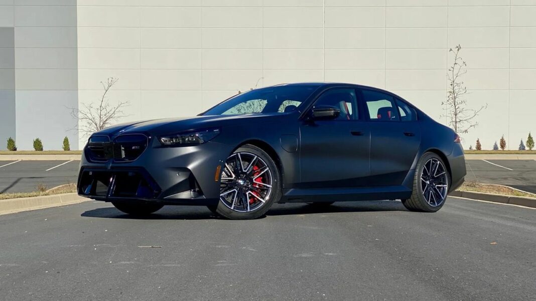 source:MotorAuthority - 2025 BMW M5: Potenza ibrida e prestazioni senza pari
