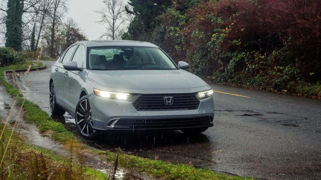 Innovazioni e Dettagli del Modello Touring: Comfort e Prestazioni al Top 2025 Honda Accord Hybrid: Eccellenza e Comfort in Strada