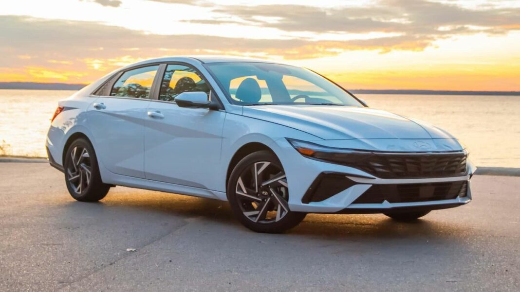 source:motor1 - Hyundai Elantra Hybrid 2025: Stile e Efficienza Incredibili
