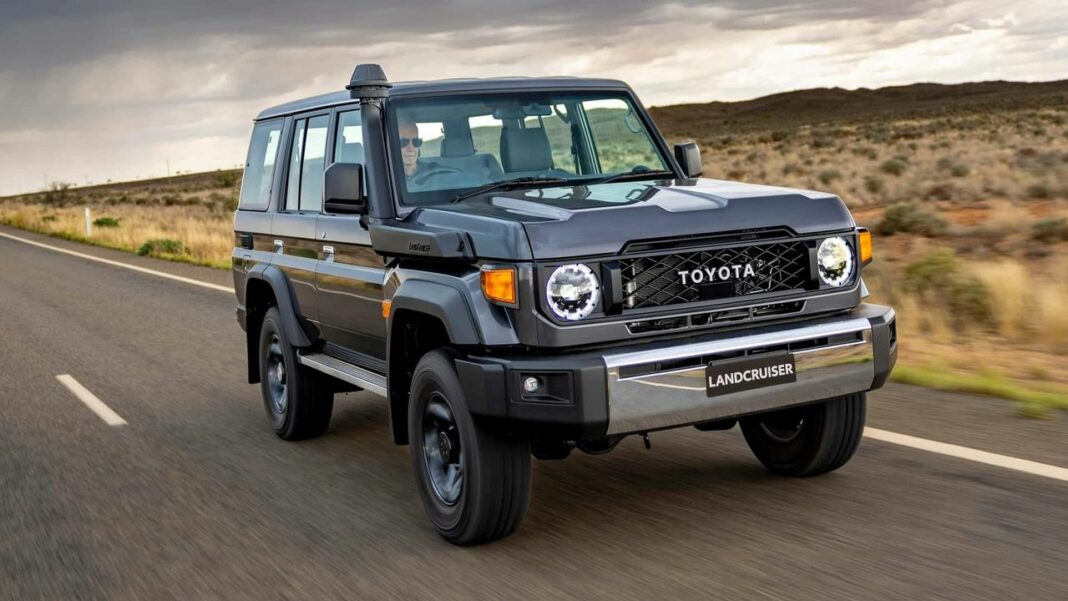 source:motor1 - Il Toyota Land Cruiser 70 Ritorna con Cambio Manuale!