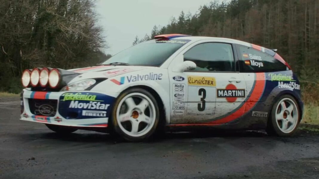 Ritorno al Passato: L'Ex-Works Ford Focus RS WRC di Carlos Sainz Il Video di Rally Natalizio: Emozioni e Storia in Pista