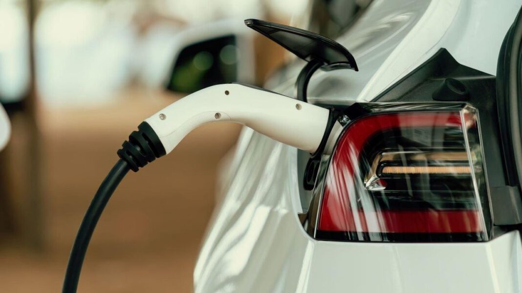 Sostenibilità e Crescita Economica: L'Importanza dell'Infrastruttura di Ricarica per il Futuro dei Veicoli Elettrici Investimenti a rischio: il futuro delle auto elettriche UK