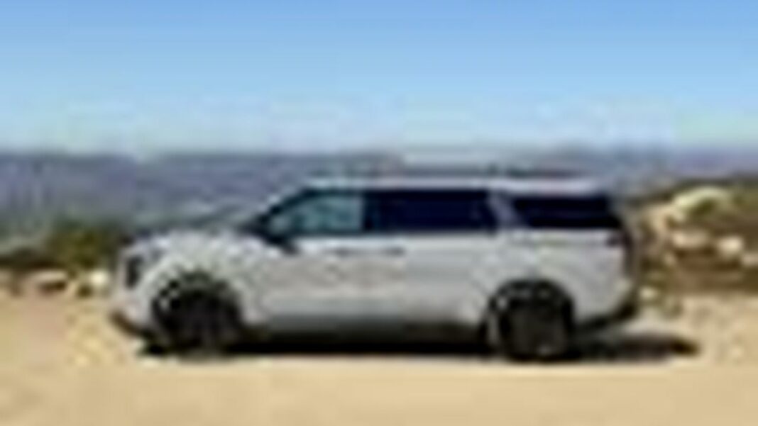 source:TheCarConnection - Kia Carnival vs Honda Odyssey: Qual è la migliore minivan?