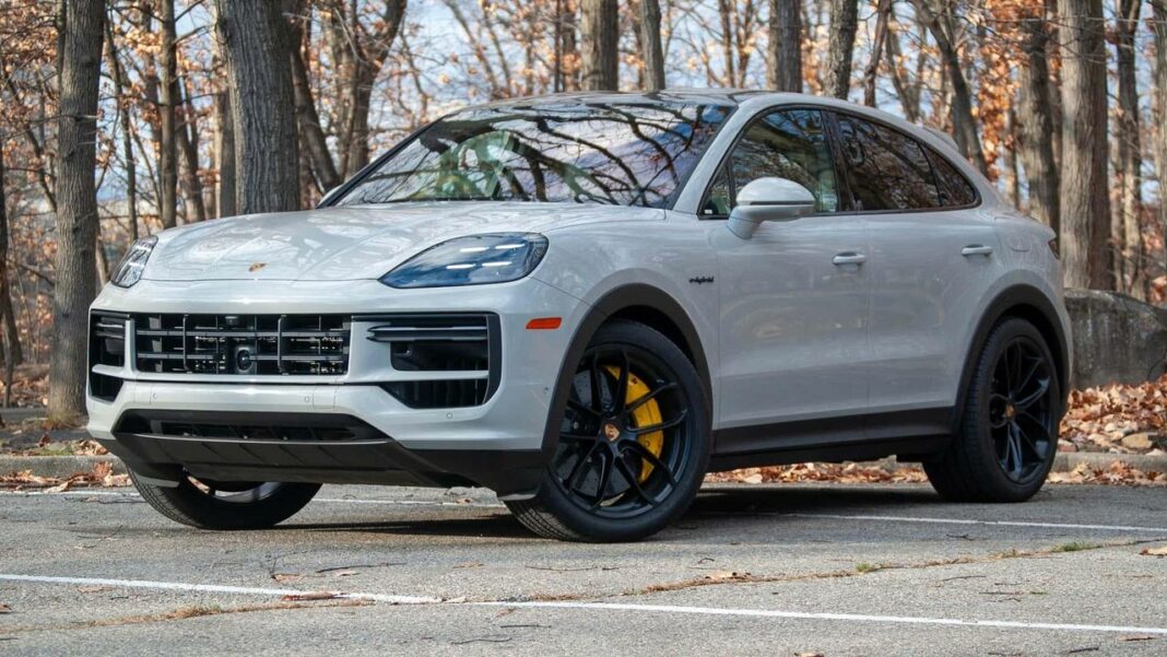 Il Prezzo della Potenza: Costi e Considerazioni sul Nuovo Cayenne Porsche Cayenne Turbo E-Hybrid: Potenza e Paradosso