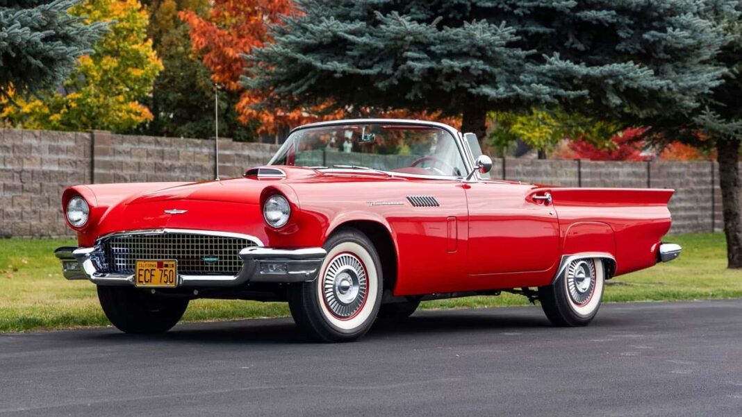 Mecum Auctions: L'Evento di Vendita dei Thunderbird Rari in Florida Scopri il Ford Thunderbird Supercharged del 1957 in Asta!