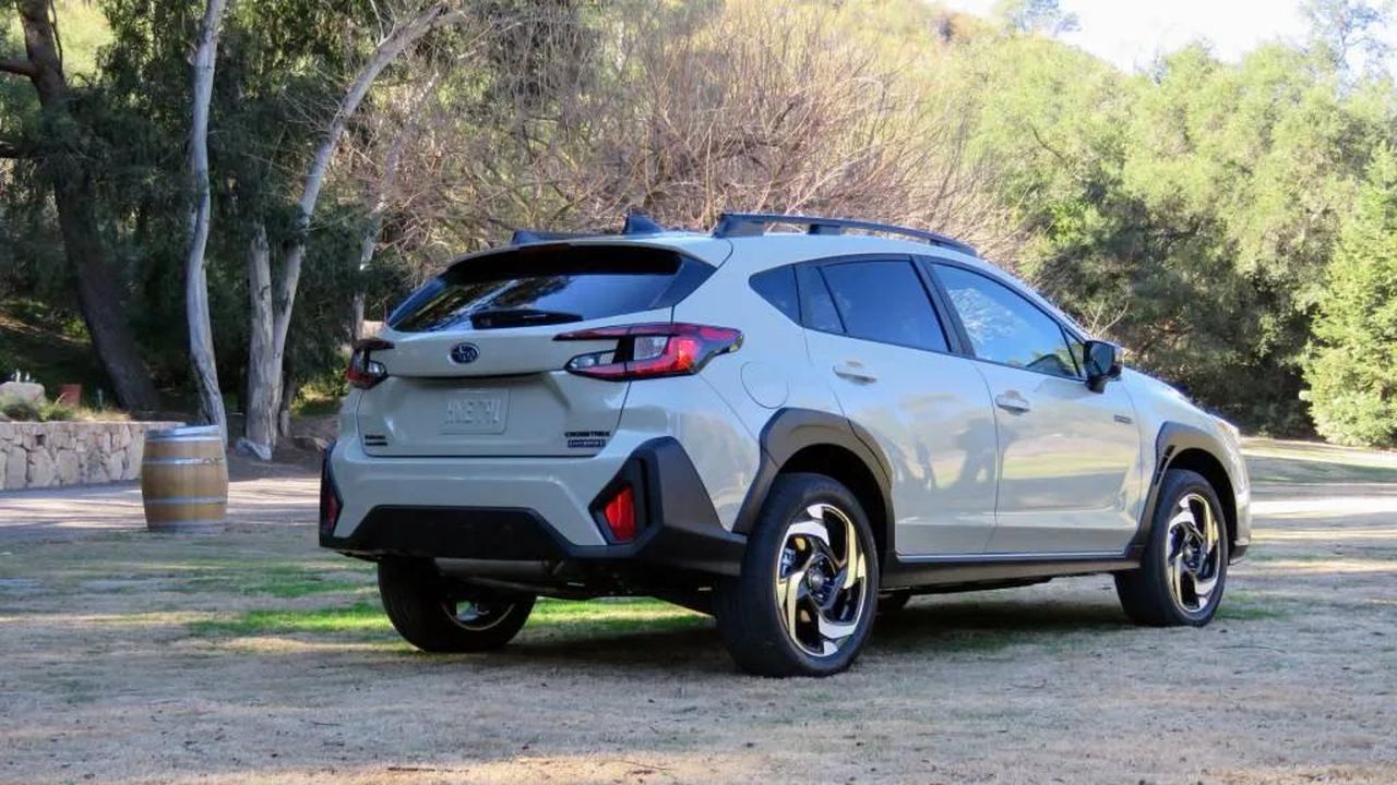 2026_Crosstrek_Hybrid_Stesse_capacit_offroad_probabilmente_pi_veloce_D40ikvDiDI - Veicoli24 source:GreenCarReports - 2026 Crosstrek Hybrid: Stesse capacità off-road, probabilmente più veloce - 2026 Subaru Crosstrek Hybrid