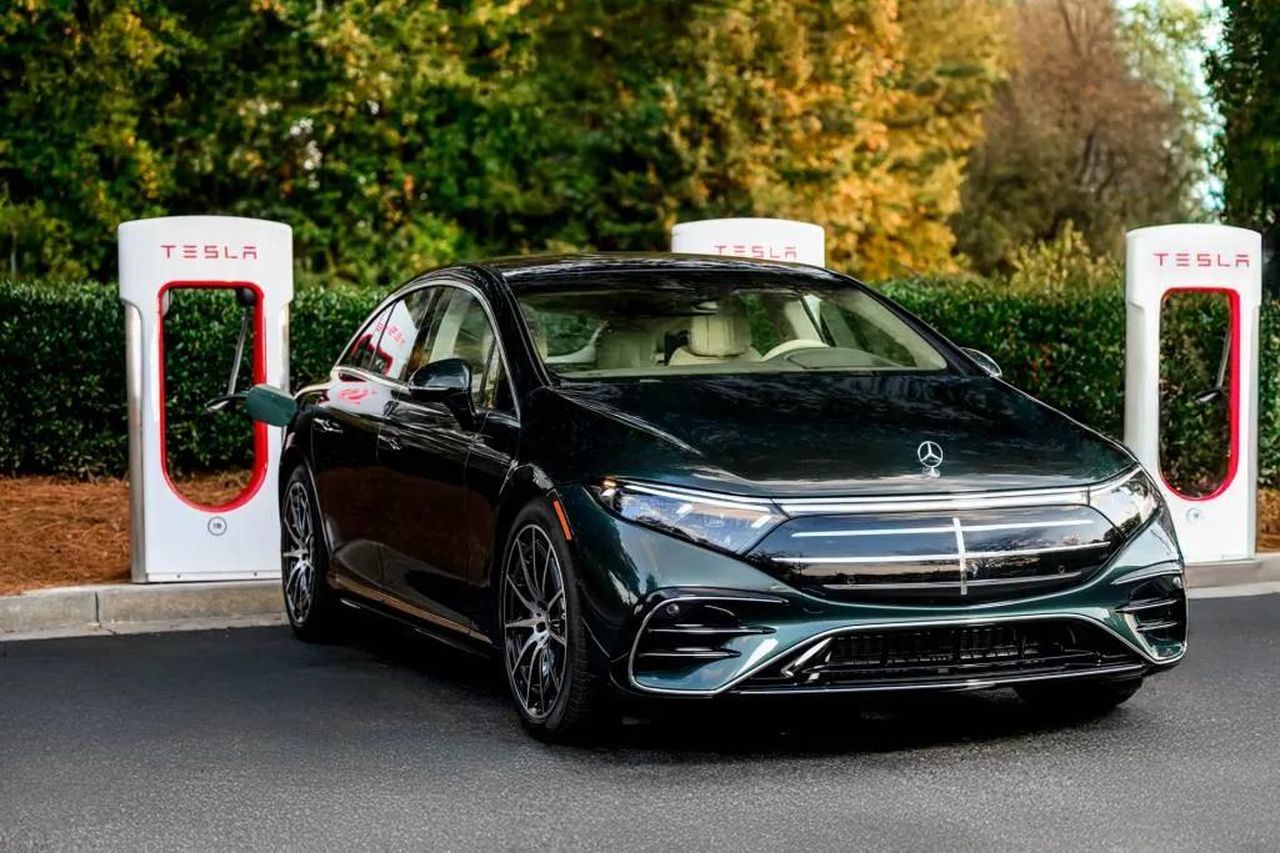 Accesso_ai_Supercharger_Tesla_LpItn9iSLr - Veicoli24 source:GreenCarReports - Accesso ai Supercharger Tesla - Mercedes-Benz apre l'accesso ai Supercharger Tesla
