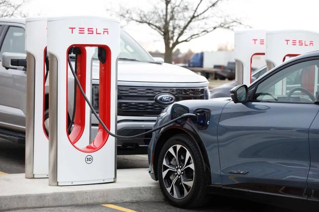 Accesso_ai_Supercharger_per_veicoli_non_Tesla_UixFt05YrF - Veicoli24 source:GreenCarReports - Accesso ai Supercharger per veicoli non Tesla - Ford EVs presso un Supercharger Tesla