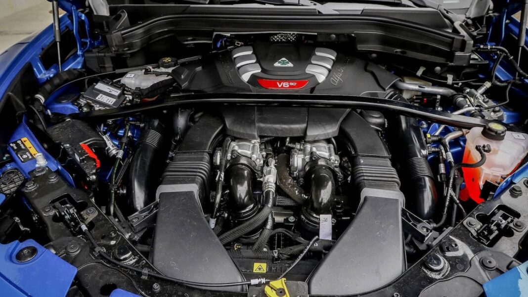 Progetti Futuri: Supercar e Modelli Compatti Alfa Romeo Rivede i Piani: Motori a Combustione Restano nel Futuro