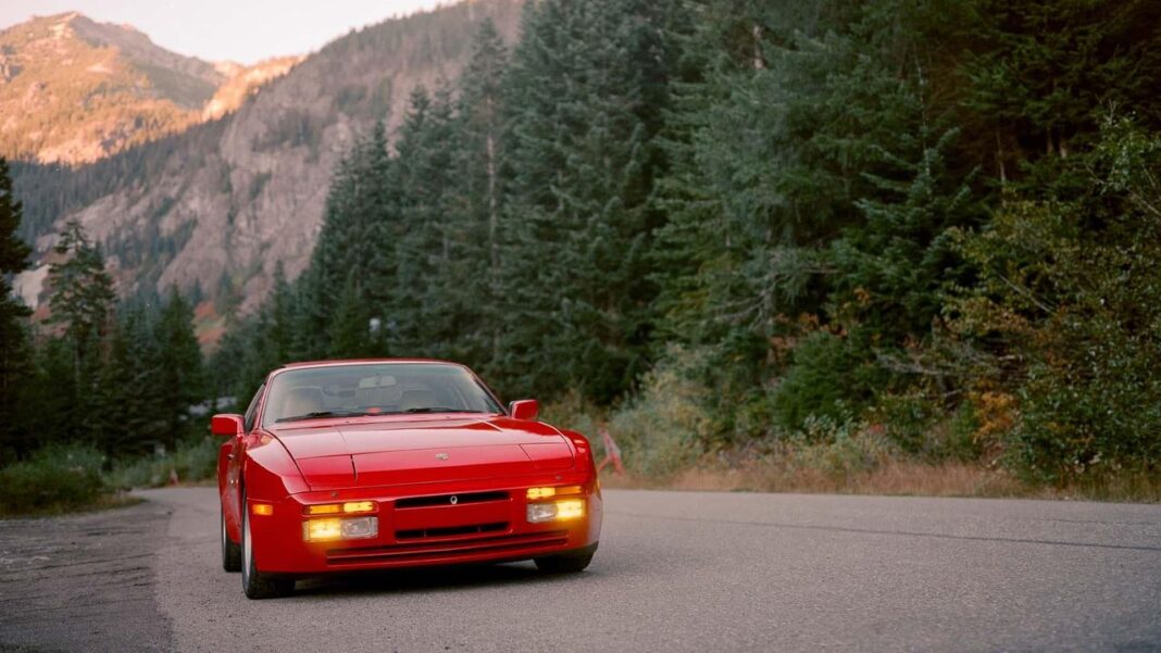 source:motor1 - Catturare la Porsche 944 Turbo: Un Viaggio Fotografico con Pellicola