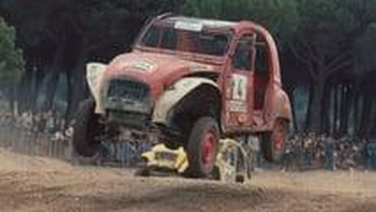 Citroen_e_il_Ritorno_della_2CV_bBbwj46NXY - Veicoli24 Citroen e il Ritorno della 2CV - Citroen 2CV