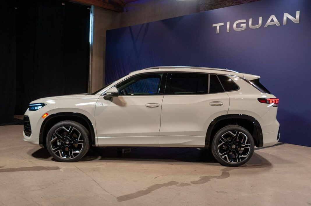 source:TheCarConnection - Confronto tra Toyota RAV4 e Volkswagen Tiguan: Prezzi, Prestazioni e Sicurezza