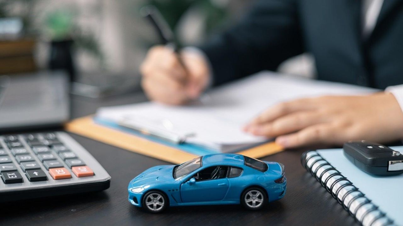 Dati_e_previsioni_sul_mercato_delle_auto_usate_UNpZQSghjd - Veicoli24 Dati e previsioni sul mercato delle auto usate - Immagine di un concessionario di auto