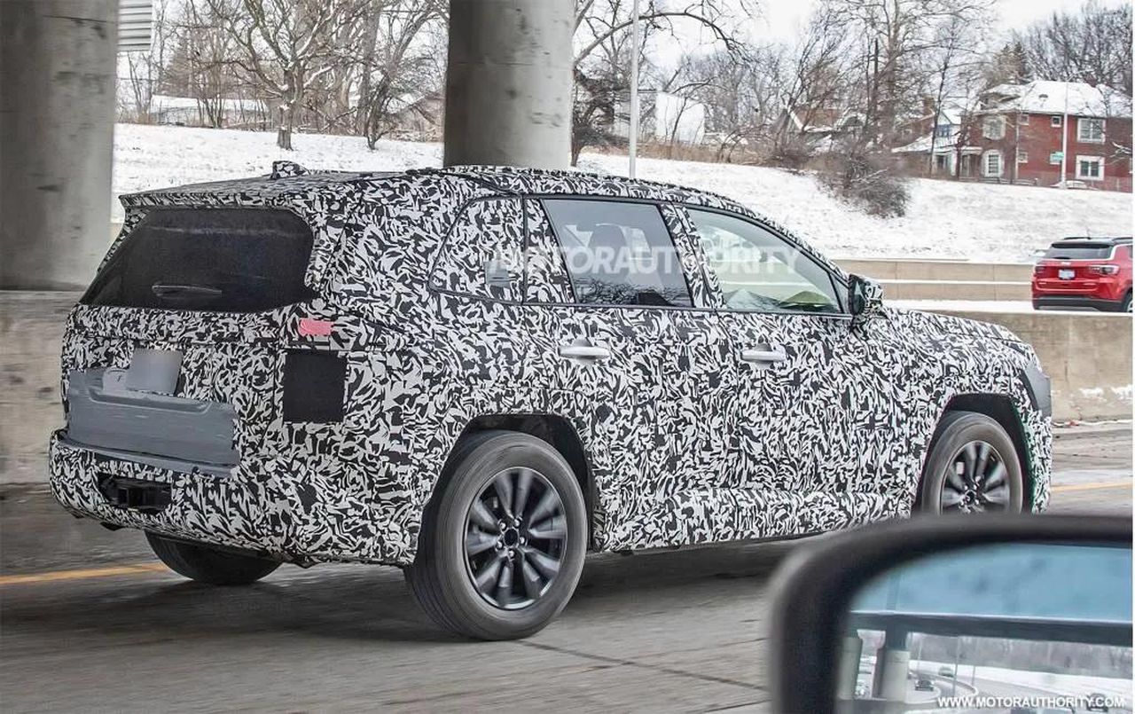 Design_e_caratteristiche_del_nuovo_RAV4_G8QbcFNxuu - Veicoli24 Design e caratteristiche del nuovo RAV4 - Foto spia del 2026 Toyota RAV4 - Foto via Baldauf