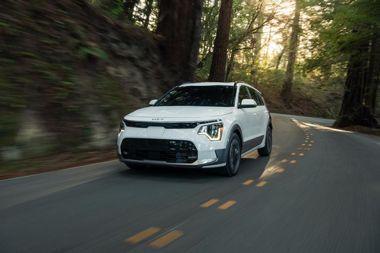 Dettagli_sugli_adattatori_NACS_per_i_clienti_Kia_GNKCZbUImr - Veicoli24 source:GreenCarReports - Dettagli sugli adattatori NACS per i clienti Kia - 2023 Kia Niro EV