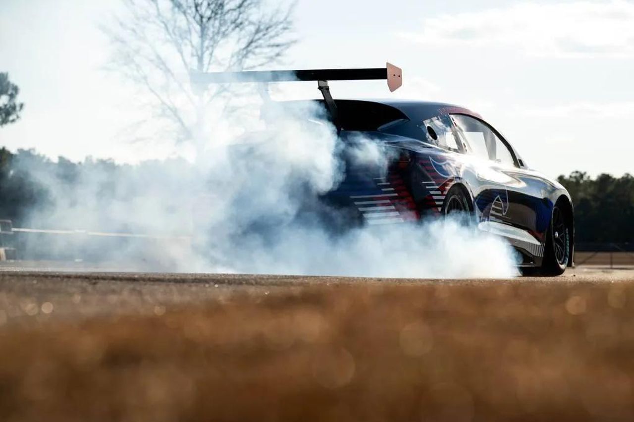 Dettagli_sul_prototipo_MachE_per_NASCAR_WllyYFKEst - Veicoli24 Dettagli sul prototipo Mach-E per NASCAR - Prototipo Ford Mustang Mach-E NASCAR