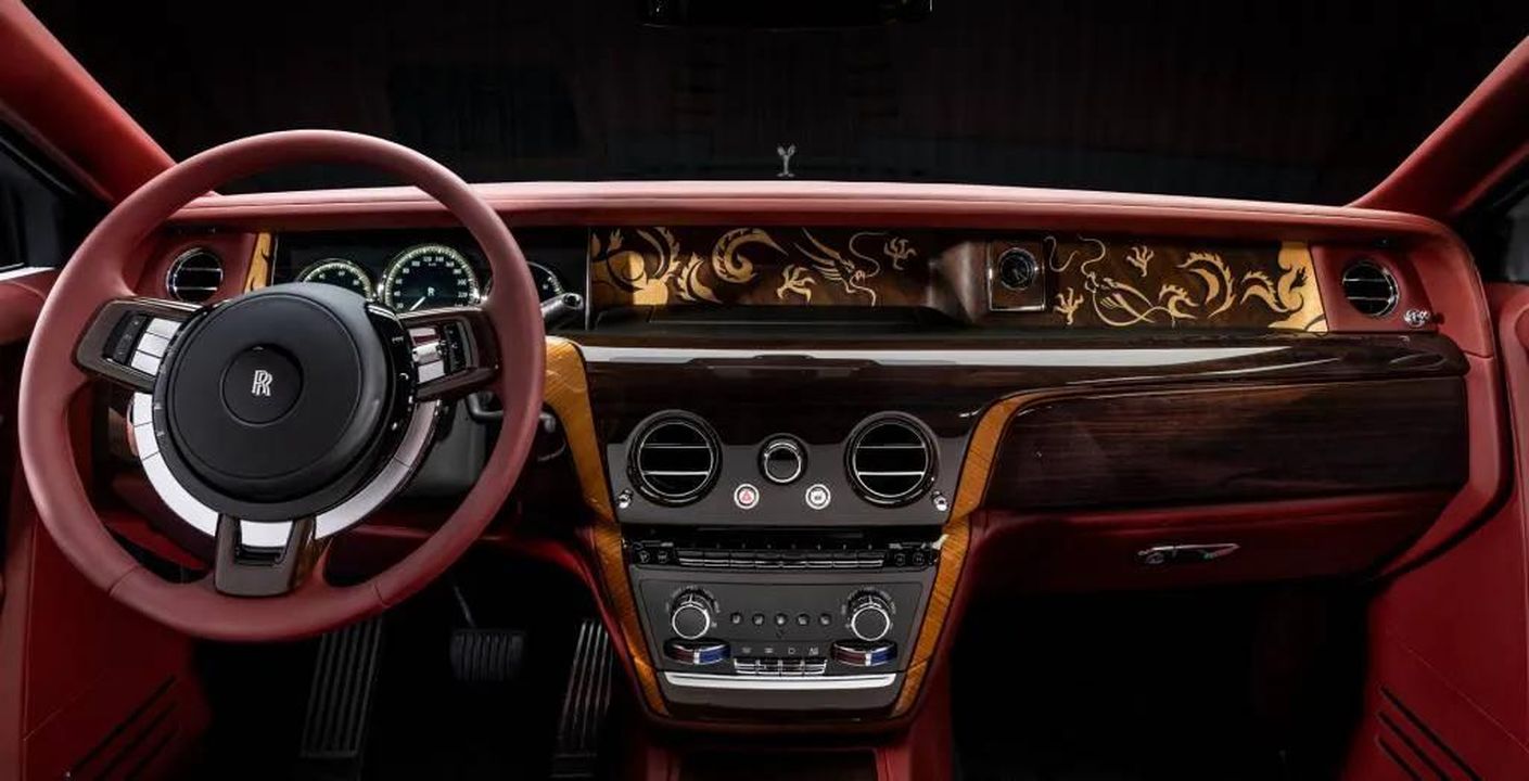 Edizioni_speciali_di_Phantom_per_il_drago_0E8cnSt6i4 - Veicoli24 source:MotorAuthority - Edizioni speciali di Phantom per il drago - 2025 Rolls-Royce Phantom Dragon - Cina
