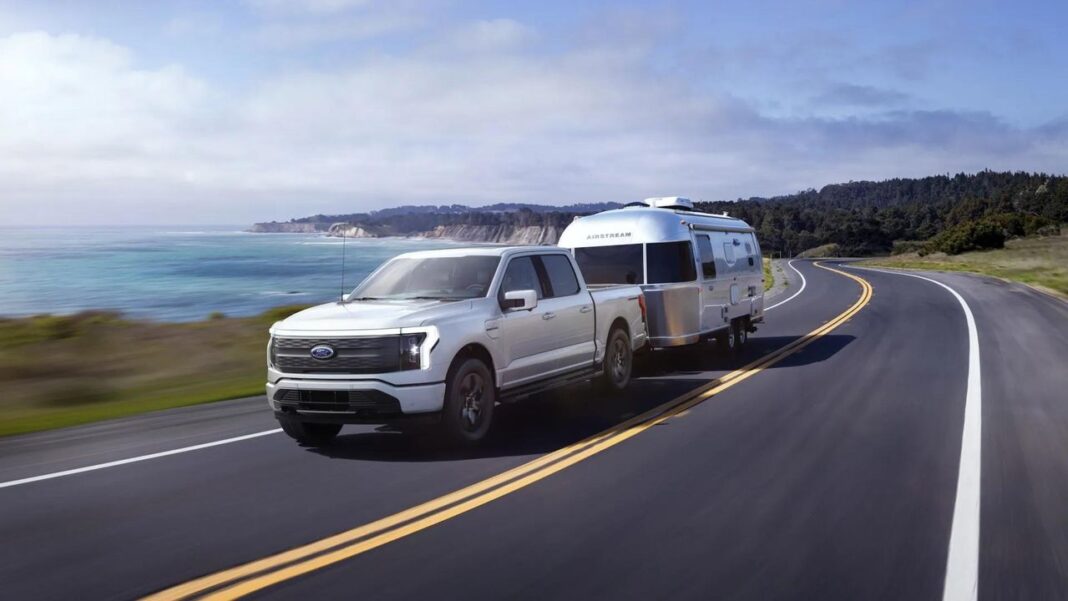 source:GreenCarReports - Ford F-150 Lightning 2025: Prezzi e Caratteristiche del Pickup Elettrico