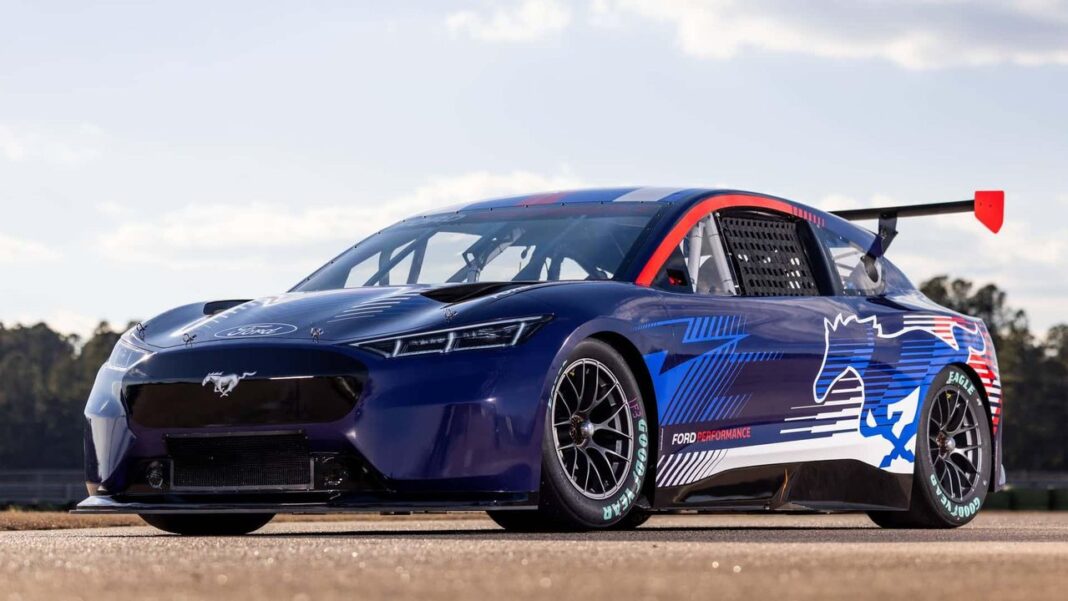 Prossimi eventi per il Mach-E Ford presenta il prototipo Mustang Mach-E per NASCAR