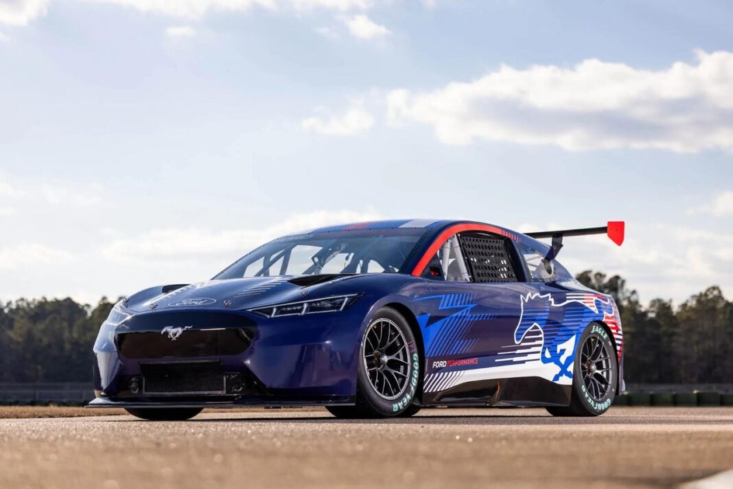 Sostenibilità e obiettivi di riduzione delle emissioni Ford svela il prototipo Mustang Mach-E elettrico per NASCAR
