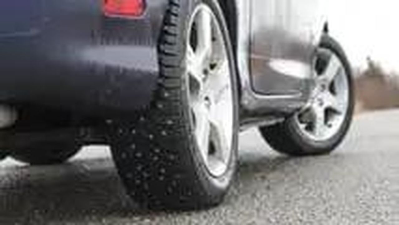 Gomme_chiodate_un_vantaggio_in_condizioni_invernali_U2esczKkLr - Veicoli24 Gomme chiodate: un vantaggio in condizioni invernali - Mazda Miata su gomme invernali chiodate