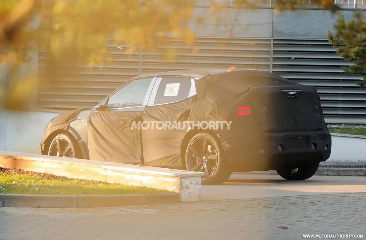 Il_debutto_del_GV60_Magma_nel_2025_YBbc8e6RLw - Veicoli24 source:MotorAuthority - Il debutto del GV60 Magma nel 2025 - 2026 Genesis GV60 Magma spy shots