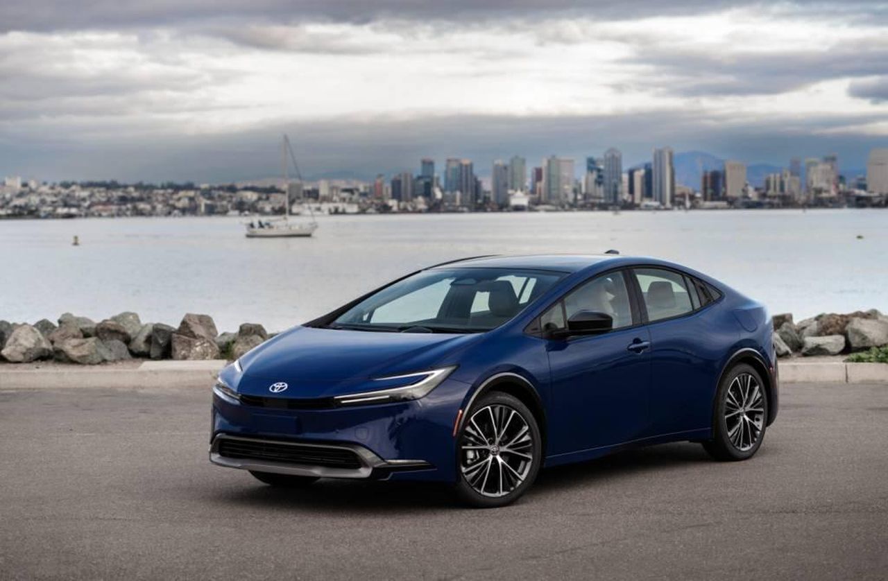 Importanza_delleconomia_dei_carburanti_per_gli_acquirenti_di_auto_heBNI6A8c2 - Veicoli24 source:GreenCarReports - Importanza dell'economia dei carburanti per gli acquirenti di auto - 2025 Toyota Prius