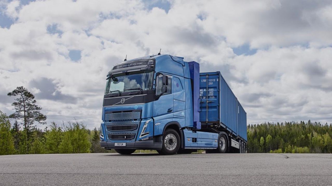 Iniziative_dellamministrazione_Trump_sul_LNG_nCtF2rCCF7 - Veicoli24 Iniziative dell'amministrazione Trump sul LNG - Camion semi a celle a combustibile a idrogeno Volvo FH