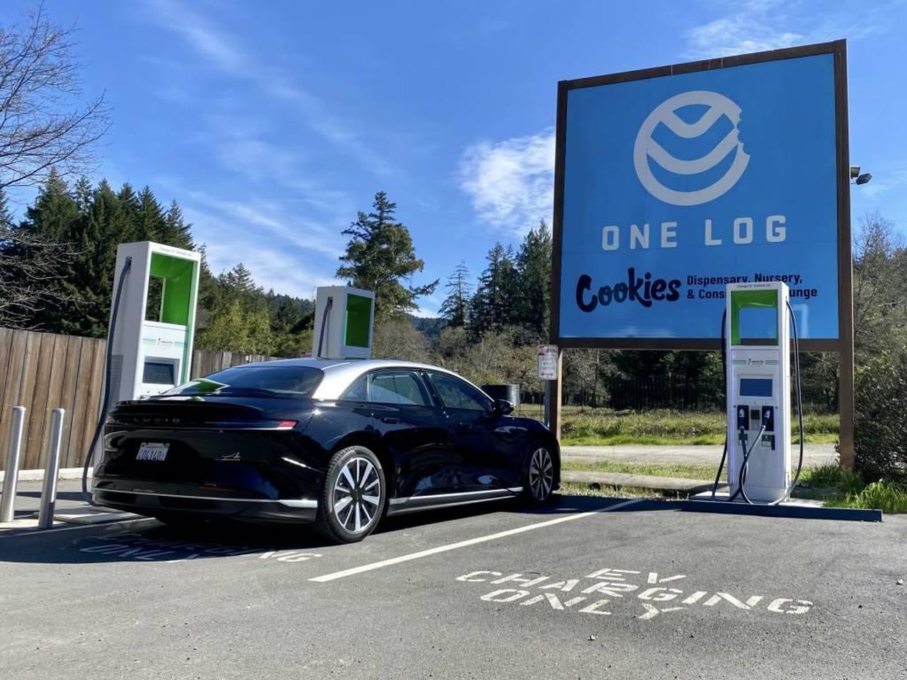Interattivit_naturale_con_lassistente_vocale_di_Lucid_dKfdBkSUkZ - Veicoli24 Interattività naturale con l'assistente vocale di Lucid - Ricarica rapida della Lucid Air 2022 a Garberville, CA