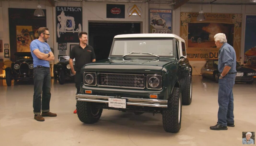 source:MotorAuthority - Joel McHale presenta il suo International Scout 800A a Jay Leno