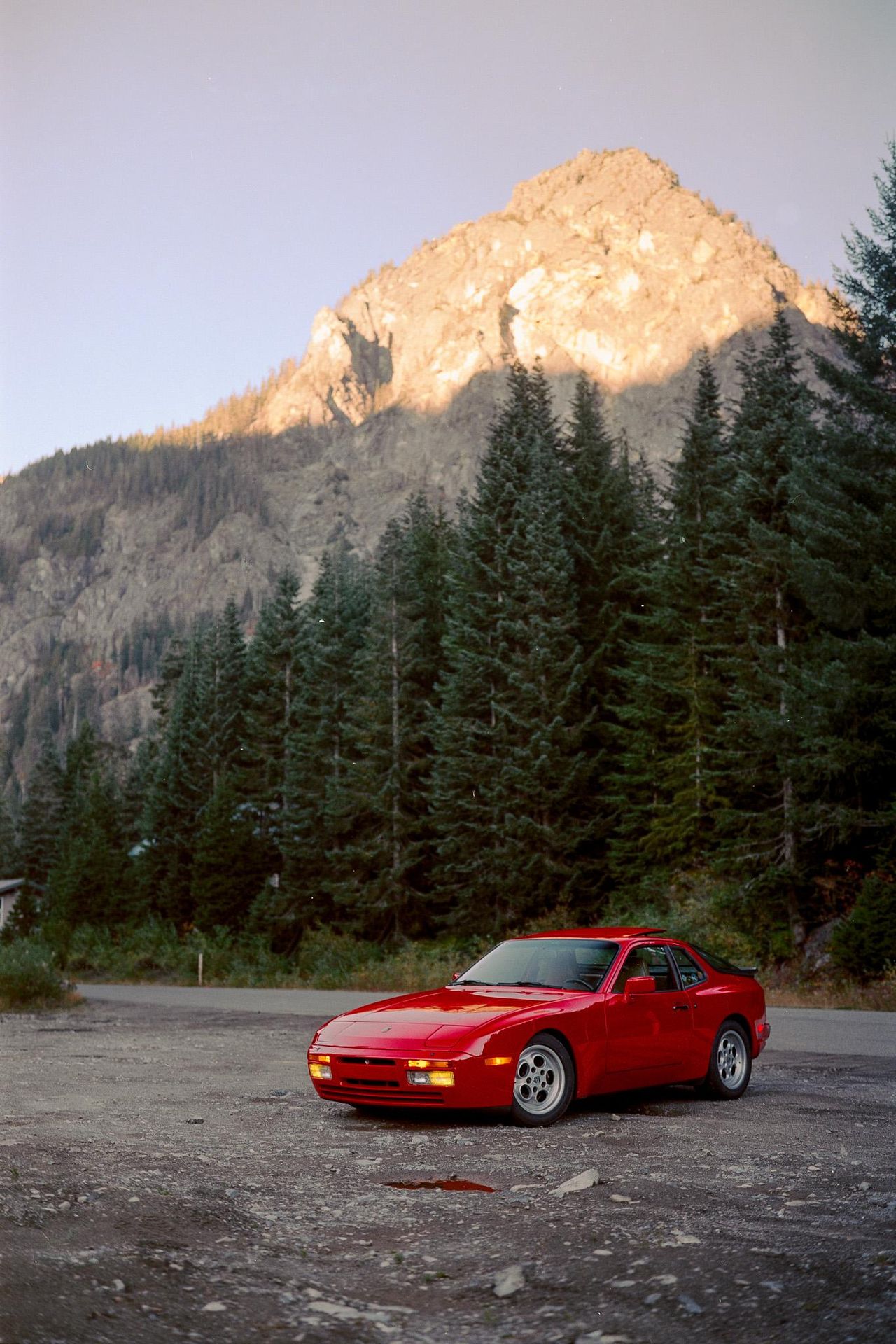 La_Porsche_944_Turbo_UnIcona_degli_Anni_80_FCCxinZrMT - Veicoli24 source:motor1 - La Porsche 944 Turbo: Un'Icona degli Anni '80 - Porsche 944 Turbo in rosso, scattata su pellicola medio formato