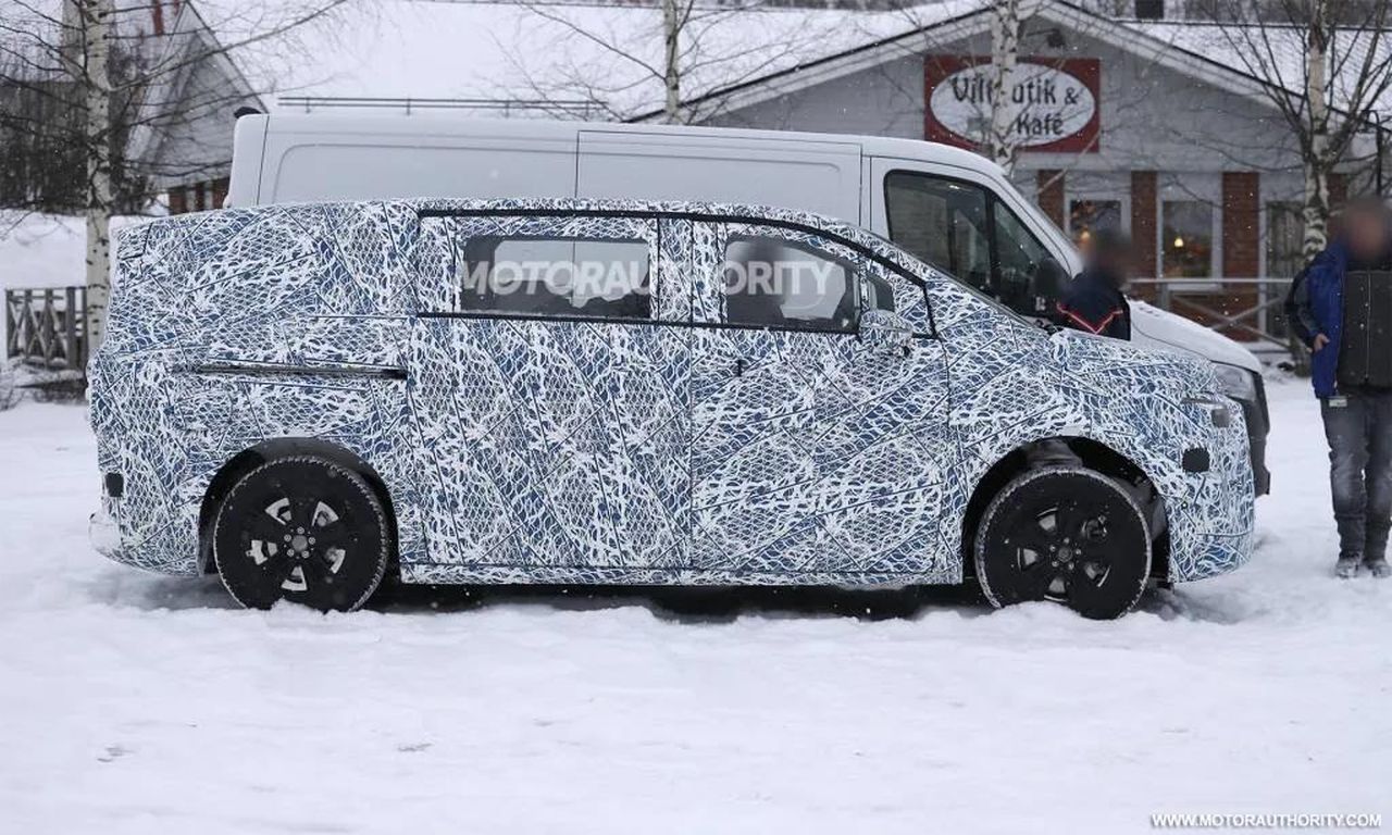 La_nuova_VClass_e_la_piattaforma_VanEA_0R1ypTZeC9 - Veicoli24 source:MotorAuthority - La nuova V-Class e la piattaforma Van.EA - 2027 Mercedes-Benz V-Class EV spy shots - Photo via Baldauf
