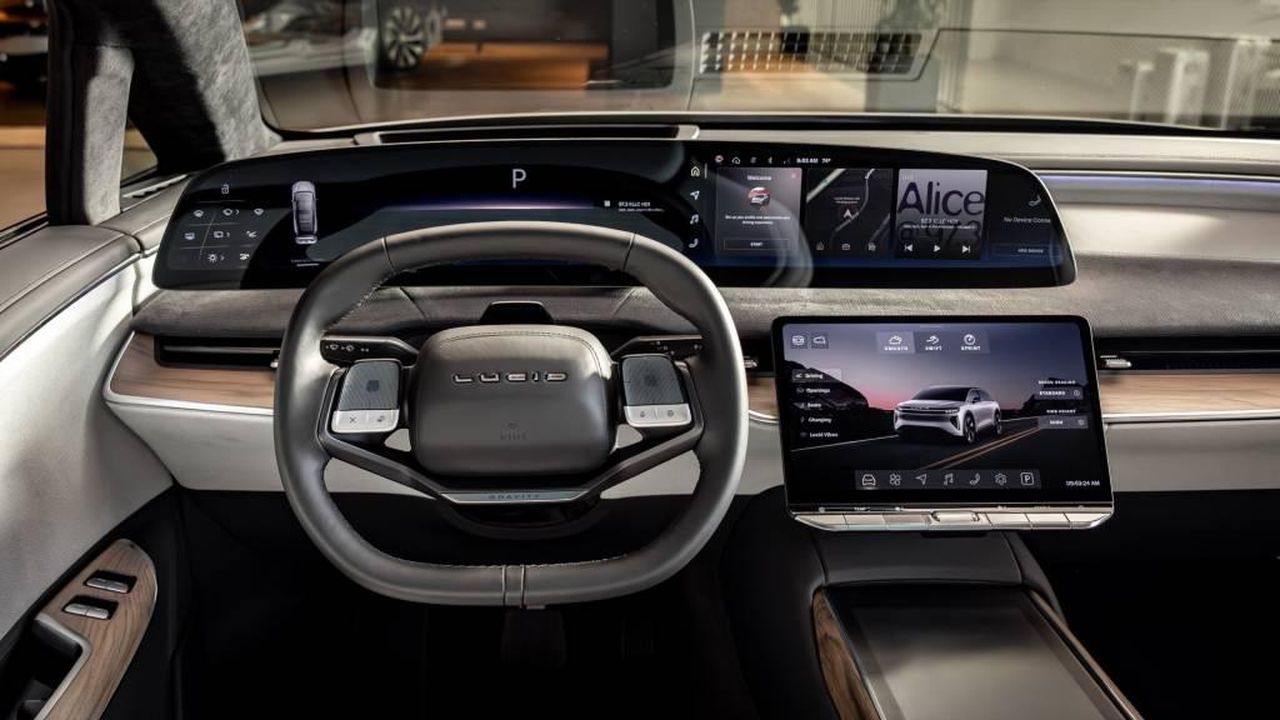 Lassistente_vocale_conosce_il_manuale_dellauto_hCFG3GPqwM - Veicoli24 L'assistente vocale conosce il manuale dell'auto - Lucid Gravity Grand Touring 2025
