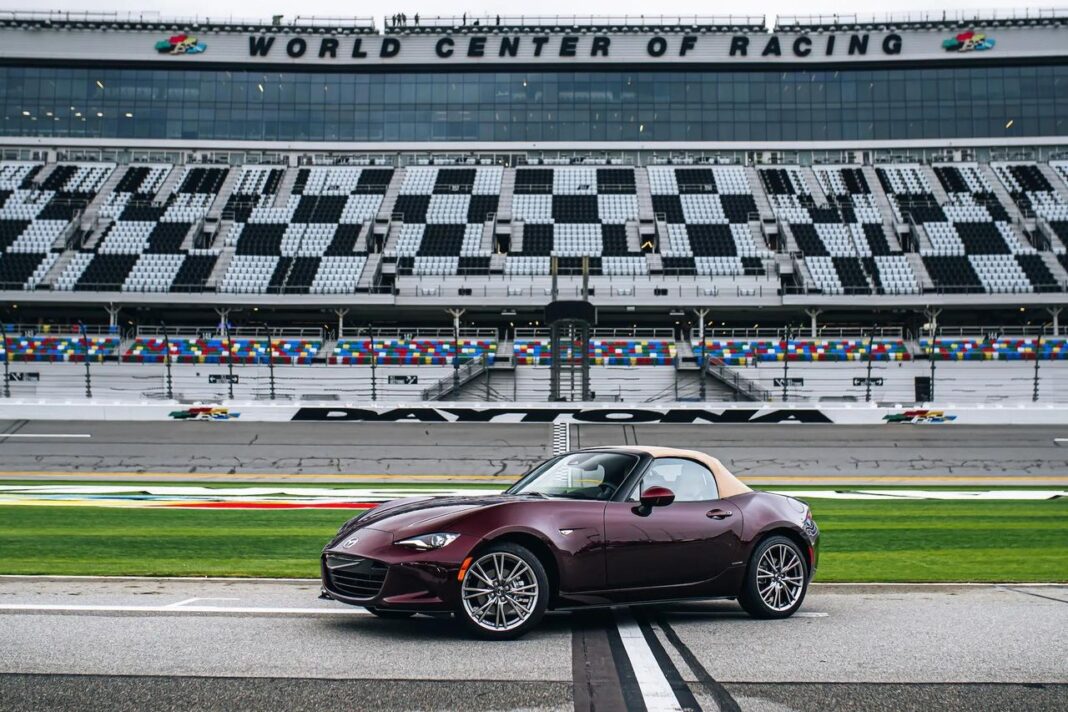 Futuro del Mazda MX-5 e Elettrificazione Mazda MX-5 Miata 2025: Novità e Prezzi della 35esima Edizione
