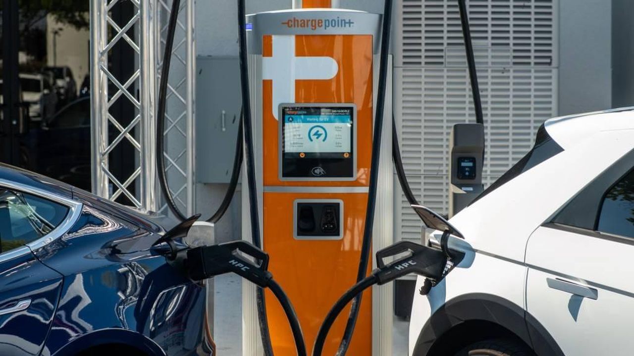 Misure_di_sicurezza_per_le_stazioni_di_ricarica_2e8HtLPECD - Veicoli24 source:GreenCarReports - Misure di sicurezza per le stazioni di ricarica - ChargePoint Omni Port