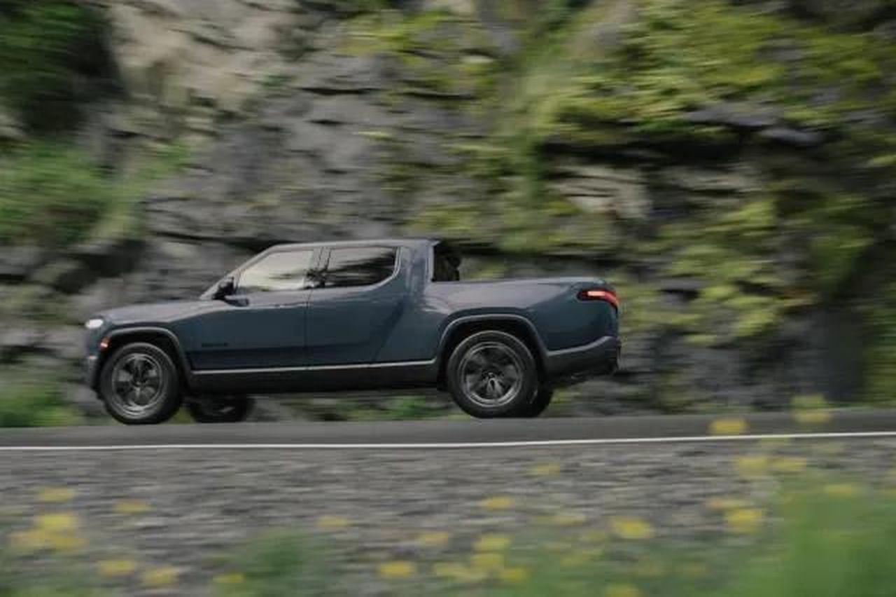 Modelli_di_pickup_elettrici_e_prezzi_5EW96sB62Y - Veicoli24 source:TheCarConnection - Modelli di pickup elettrici e prezzi - 2025 Rivian R1T