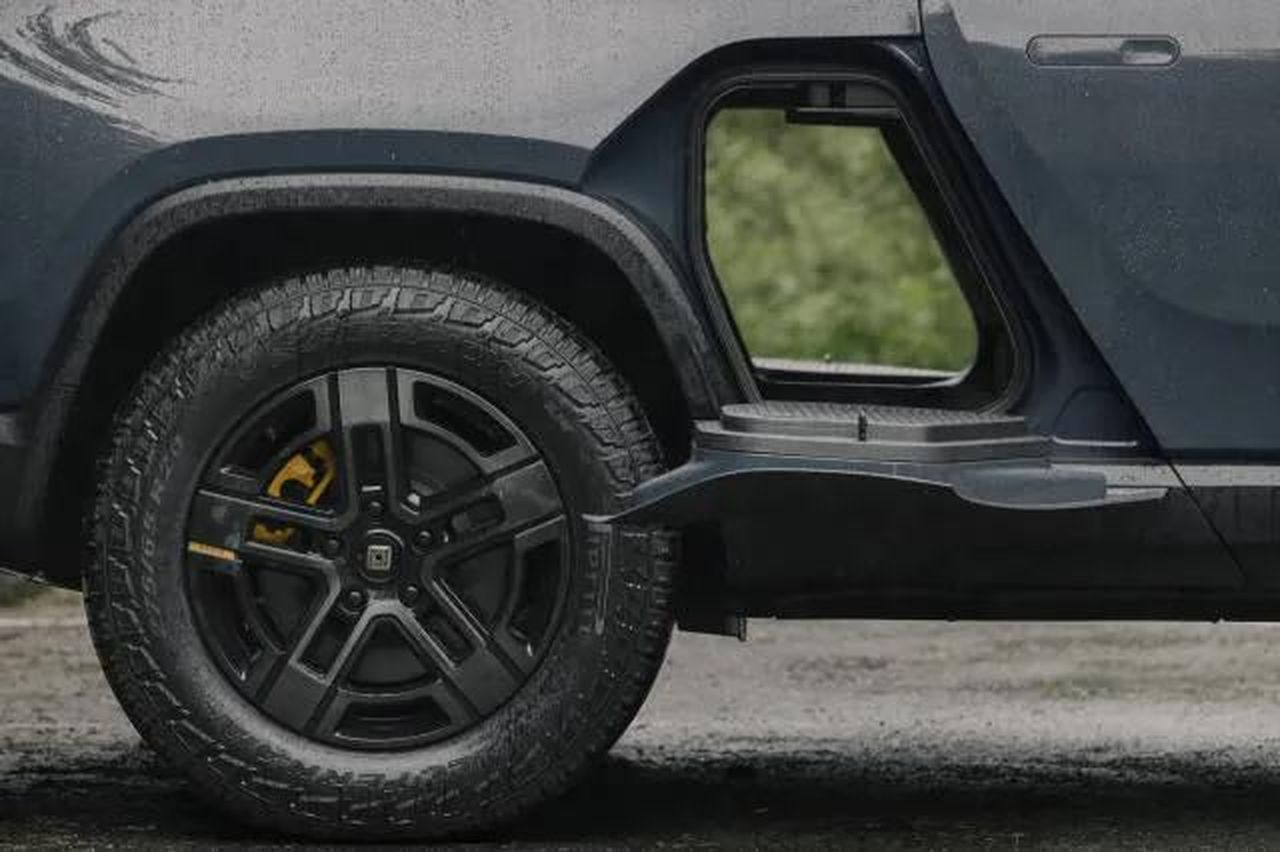 Modelli_di_pickup_elettrici_e_prezzi_N5pmHod6Dx - Veicoli24 source:TheCarConnection - Modelli di pickup elettrici e prezzi - 2025 Rivian R1T