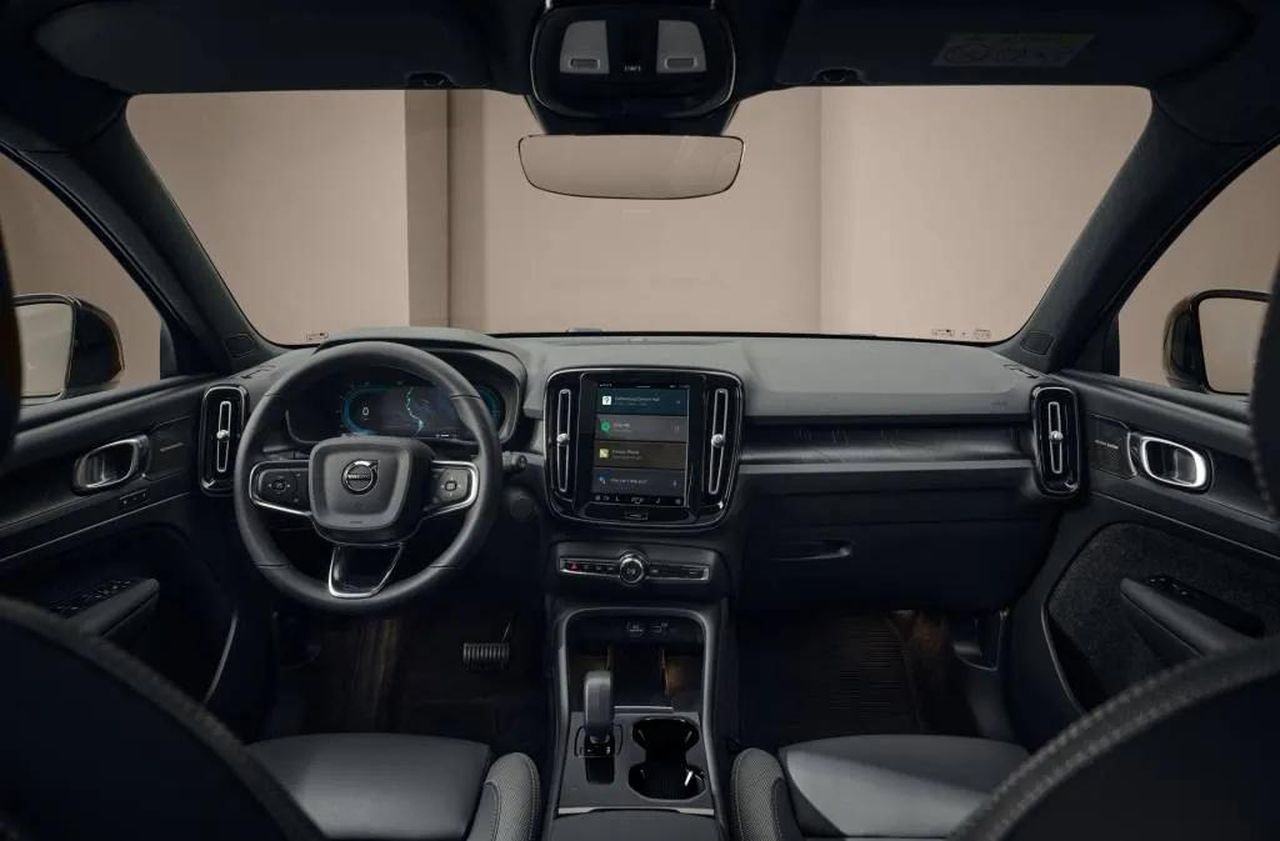 Modifiche_ai_Modelli_Volvo_per_il_2025_OKcNTtmf3Y - Veicoli24 source:GreenCarReports - Modifiche ai Modelli Volvo per il 2025 - 2025 Volvo EX40 (specifiche europee)